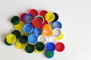 Tudo sobre tampinhas plásticas: tipos, vantagens e aplicações