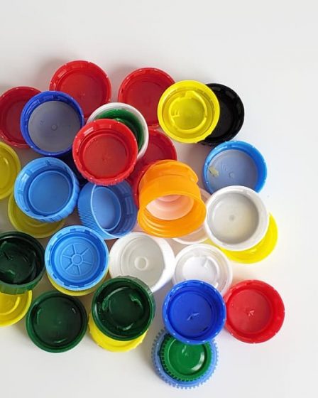 Tudo sobre tampinhas plásticas: tipos, vantagens e aplicações