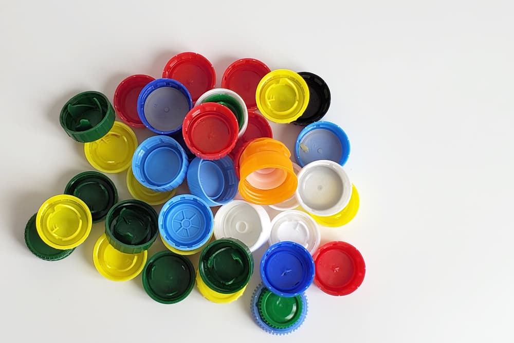 Tudo sobre tampinhas plásticas: tipos, vantagens e aplicações